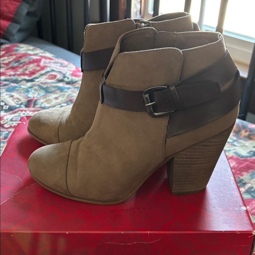 Low boots by Carlos Santana - Picture 2 of 7